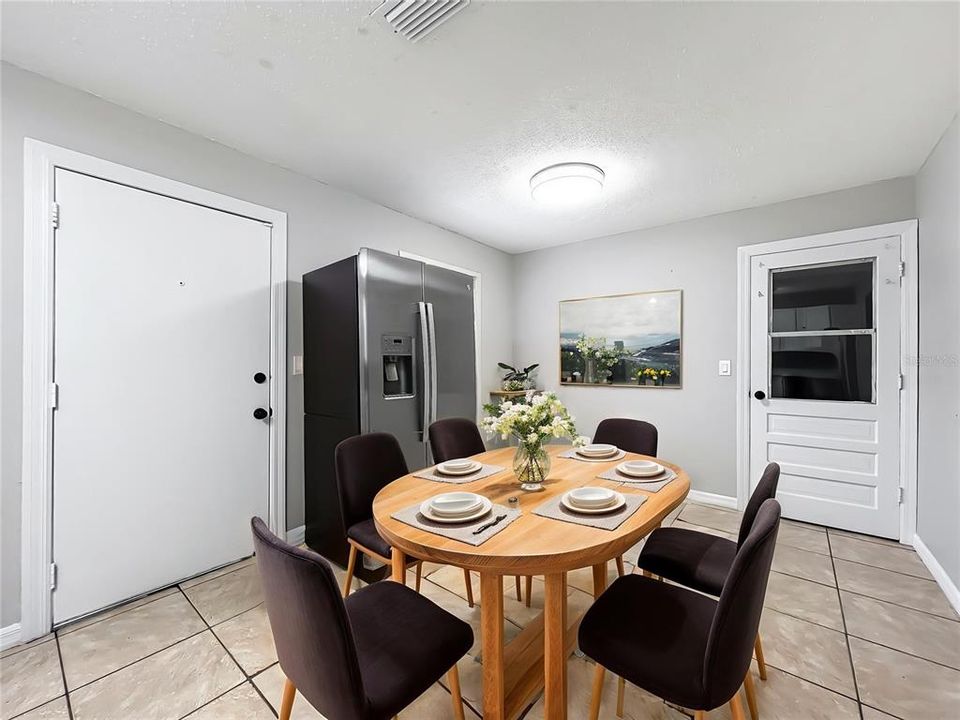 合同活跃: $189,500 (3 贝兹, 2 浴室, 1404 平方英尺)