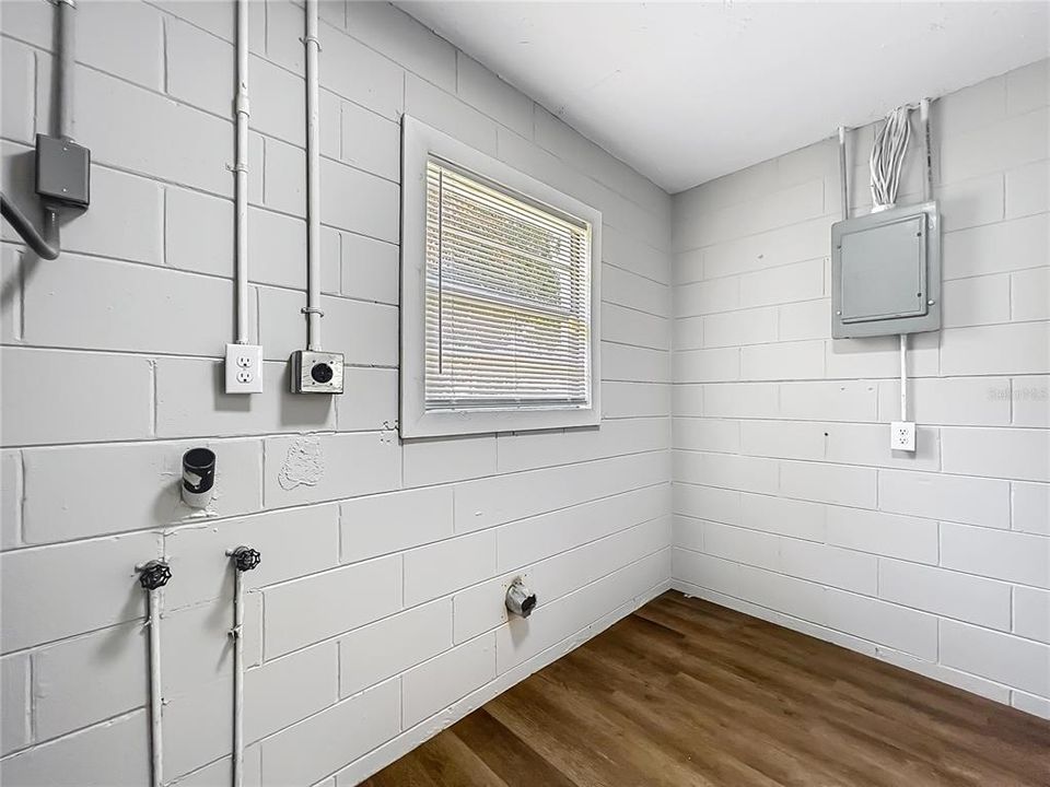 合同活跃: $189,500 (3 贝兹, 2 浴室, 1404 平方英尺)