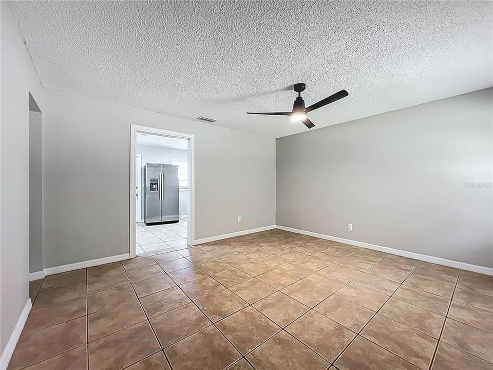 合同活跃: $189,500 (3 贝兹, 2 浴室, 1404 平方英尺)