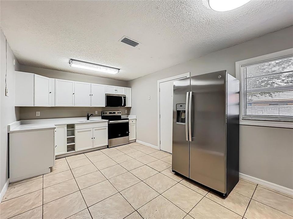 合同活跃: $189,500 (3 贝兹, 2 浴室, 1404 平方英尺)