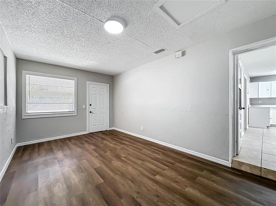 合同活跃: $189,500 (3 贝兹, 2 浴室, 1404 平方英尺)