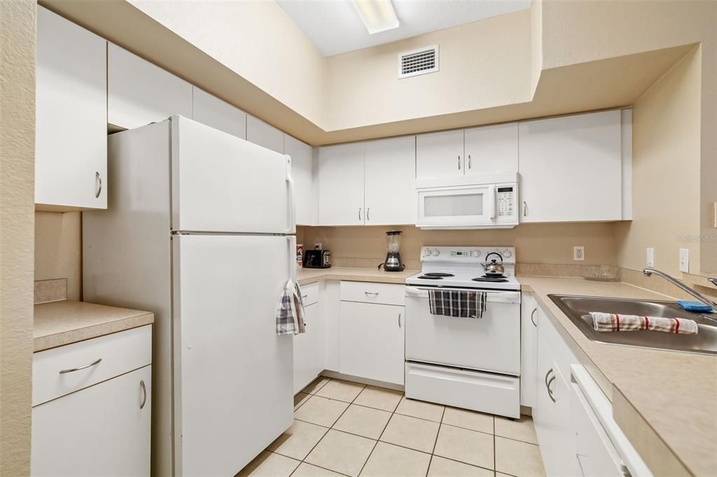 For Sale: $165,000 (1 beds, 1 baths, 759 Square Feet)