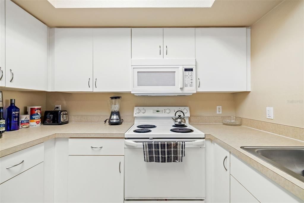 For Sale: $165,000 (1 beds, 1 baths, 759 Square Feet)