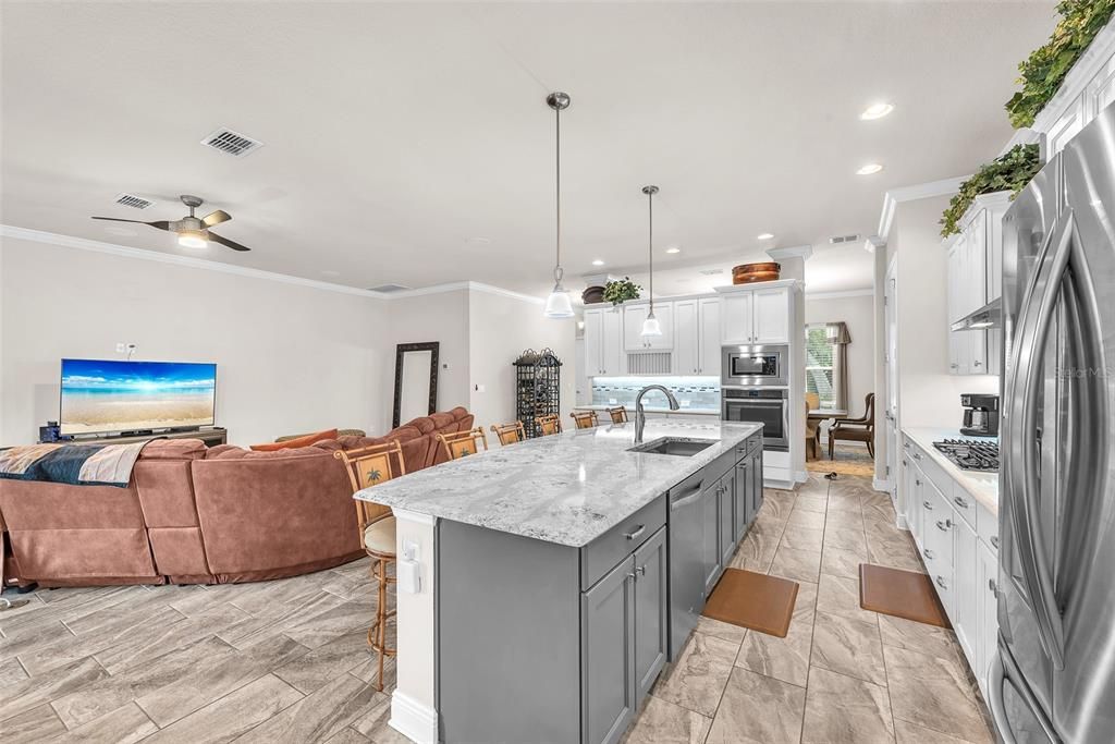 For Sale: $649,000 (2 beds, 2 baths, 2670 Square Feet)