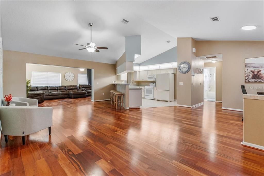 合同活跃: $305,000 (3 贝兹, 2 浴室, 1968 平方英尺)