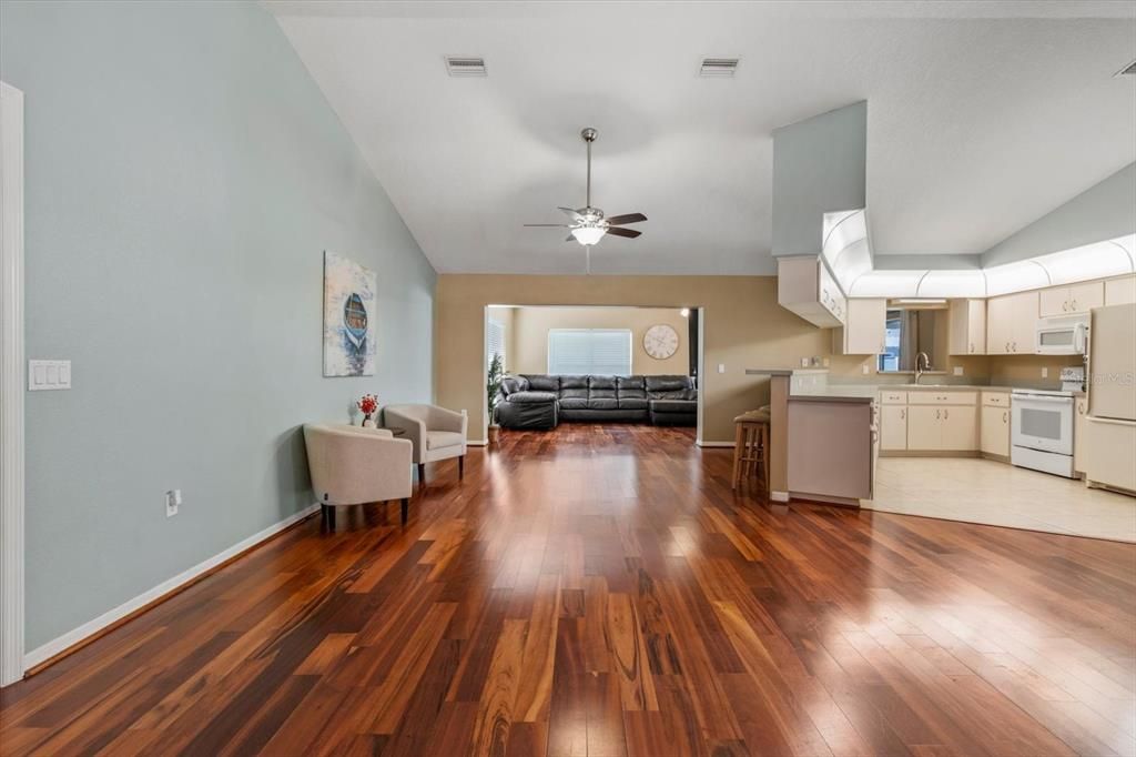 合同活跃: $305,000 (3 贝兹, 2 浴室, 1968 平方英尺)