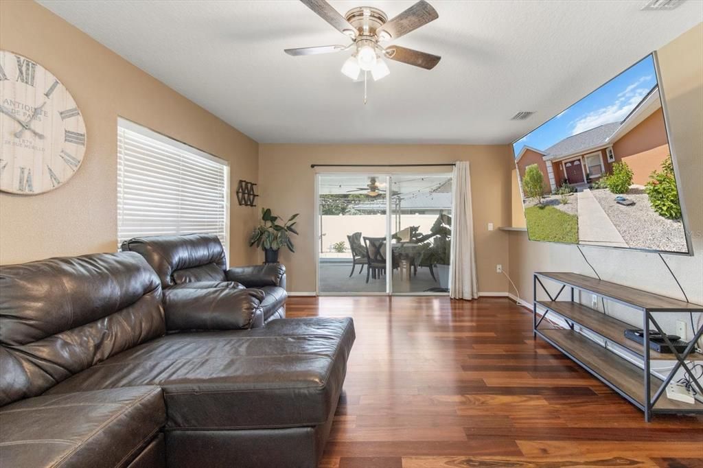 合同活跃: $305,000 (3 贝兹, 2 浴室, 1968 平方英尺)