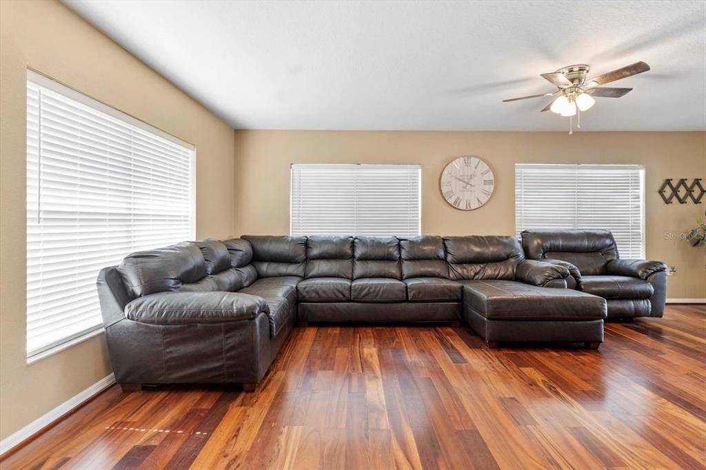 合同活跃: $305,000 (3 贝兹, 2 浴室, 1968 平方英尺)