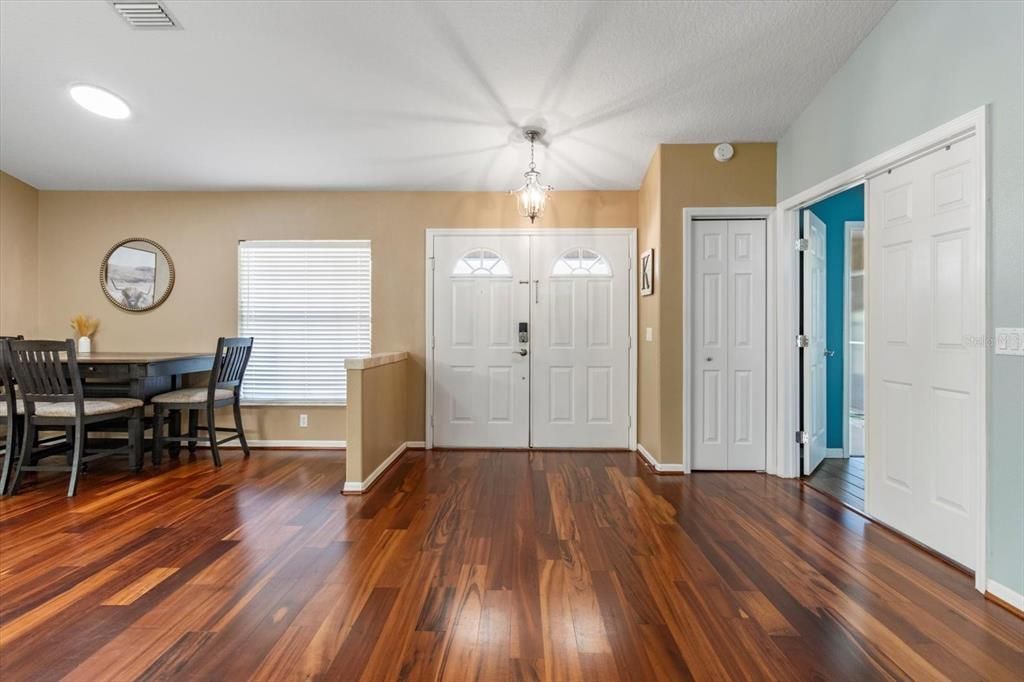 合同活跃: $305,000 (3 贝兹, 2 浴室, 1968 平方英尺)