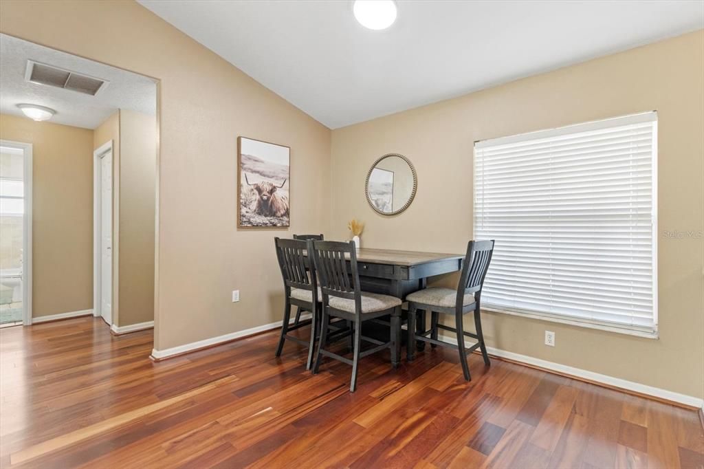 合同活跃: $305,000 (3 贝兹, 2 浴室, 1968 平方英尺)