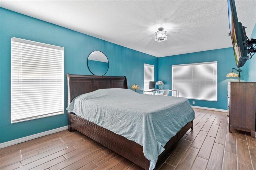 合同活跃: $305,000 (3 贝兹, 2 浴室, 1968 平方英尺)