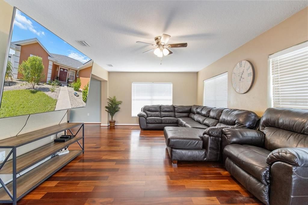 合同活跃: $305,000 (3 贝兹, 2 浴室, 1968 平方英尺)