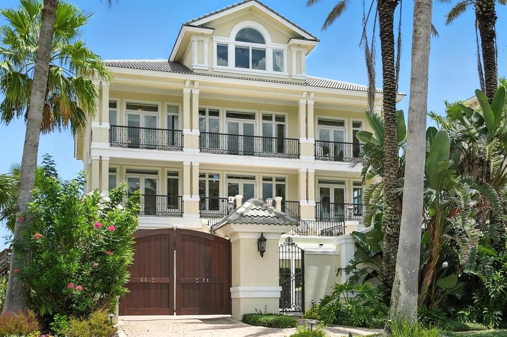 For Sale: $4,950,000 (4 beds, 6 baths, 7682 Square Feet)