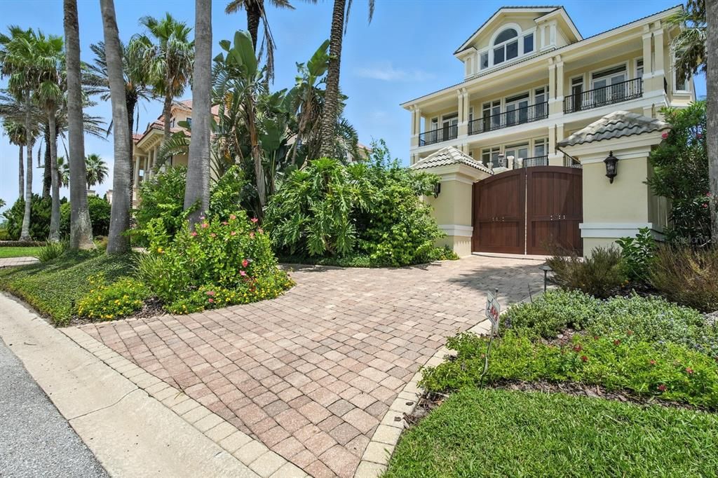 For Sale: $4,950,000 (4 beds, 6 baths, 7682 Square Feet)