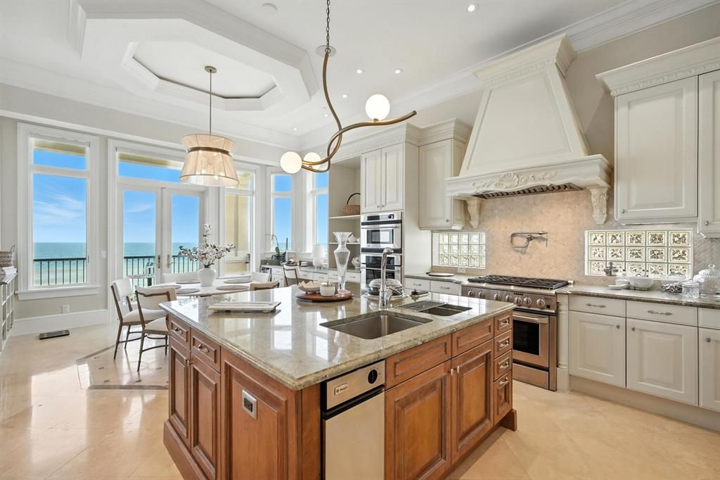 For Sale: $4,950,000 (4 beds, 6 baths, 7682 Square Feet)