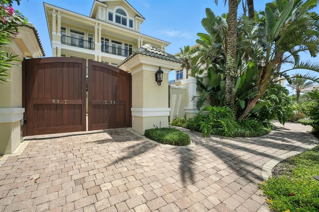 For Sale: $4,950,000 (4 beds, 6 baths, 7682 Square Feet)