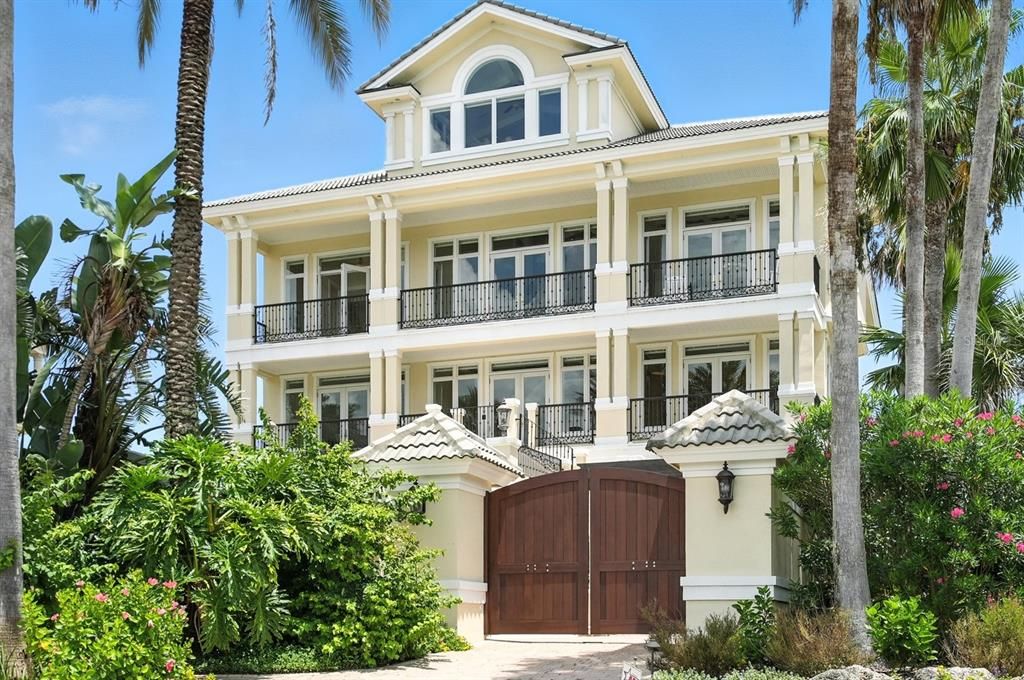 For Sale: $4,950,000 (4 beds, 6 baths, 7682 Square Feet)