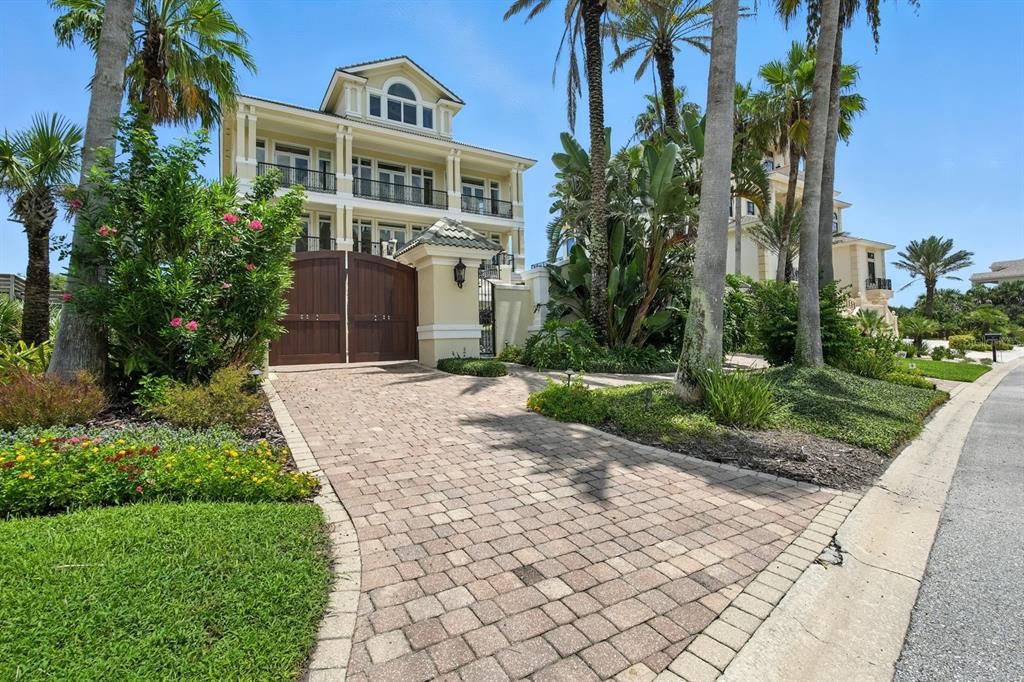 For Sale: $4,950,000 (4 beds, 6 baths, 7682 Square Feet)