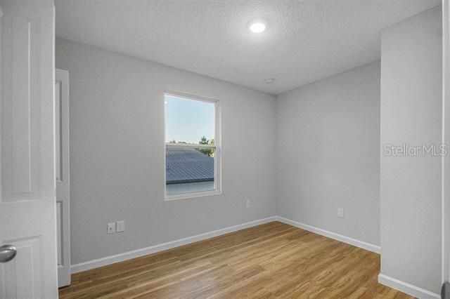 На продажу: $329,900 (3 спален, 2 ванн, 1381 Квадратных фут)