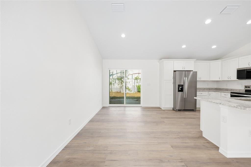 На продажу: $278,900 (4 спален, 2 ванн, 1715 Квадратных фут)