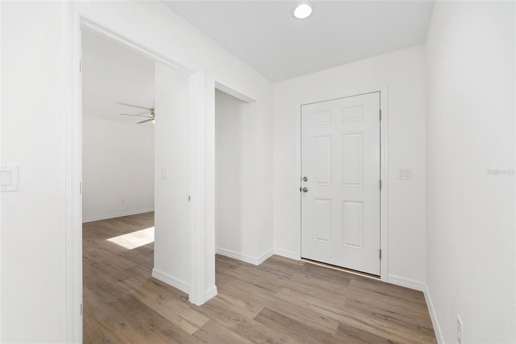 На продажу: $278,900 (4 спален, 2 ванн, 1715 Квадратных фут)