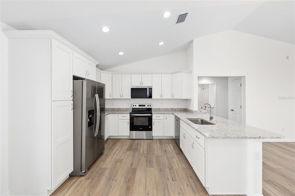 На продажу: $278,900 (4 спален, 2 ванн, 1715 Квадратных фут)