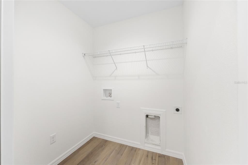 На продажу: $278,900 (4 спален, 2 ванн, 1715 Квадратных фут)