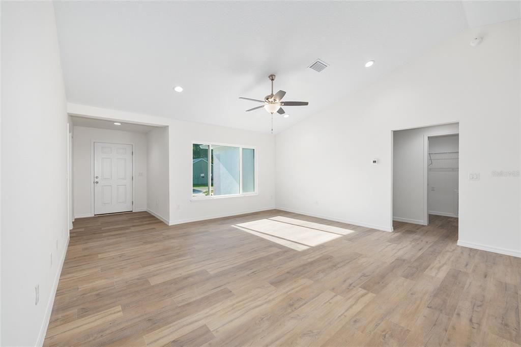 На продажу: $278,900 (4 спален, 2 ванн, 1715 Квадратных фут)