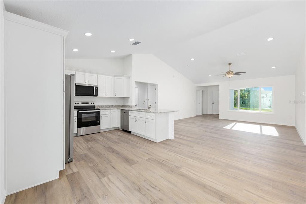 На продажу: $278,900 (4 спален, 2 ванн, 1715 Квадратных фут)