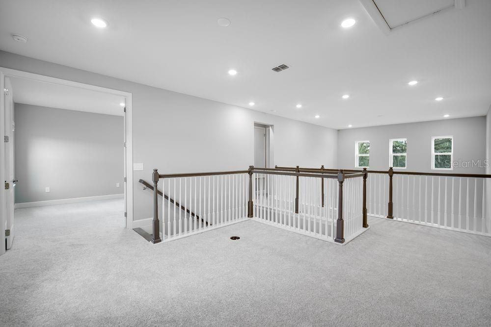 Под контрактом: $509,999 (4 спален, 3 ванн, 2600 Квадратных фут)