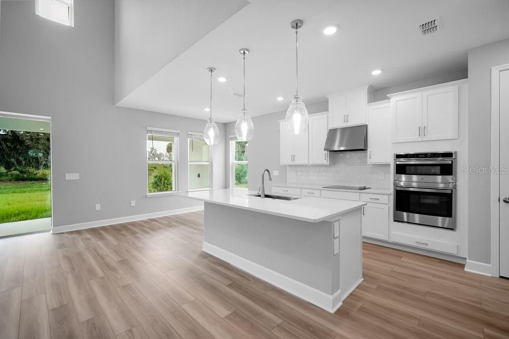 Под контрактом: $509,999 (4 спален, 3 ванн, 2600 Квадратных фут)