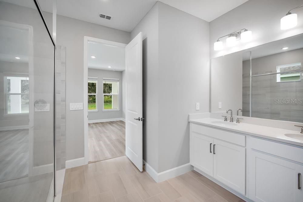 Под контрактом: $509,999 (4 спален, 3 ванн, 2600 Квадратных фут)