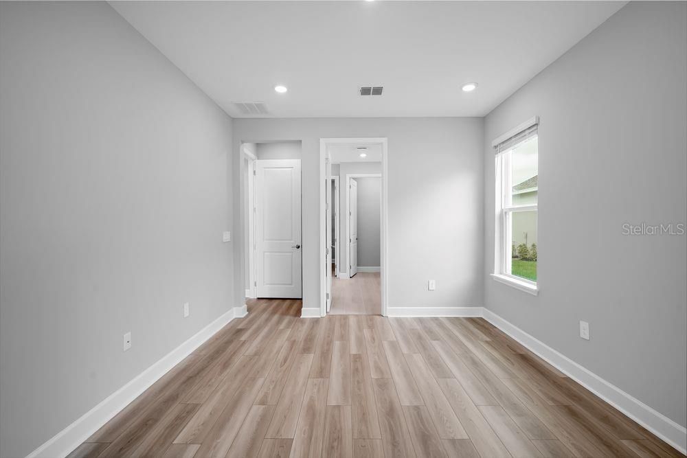 Под контрактом: $509,999 (4 спален, 3 ванн, 2600 Квадратных фут)