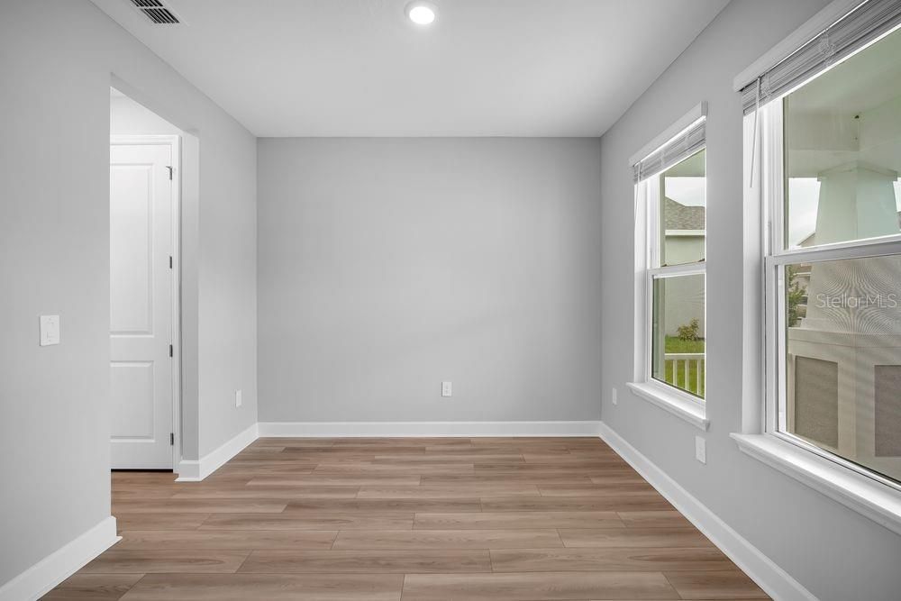 Под контрактом: $509,999 (4 спален, 3 ванн, 2600 Квадратных фут)