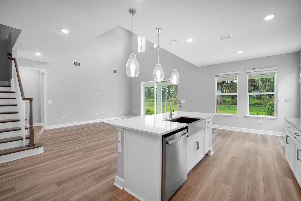 Под контрактом: $509,999 (4 спален, 3 ванн, 2600 Квадратных фут)