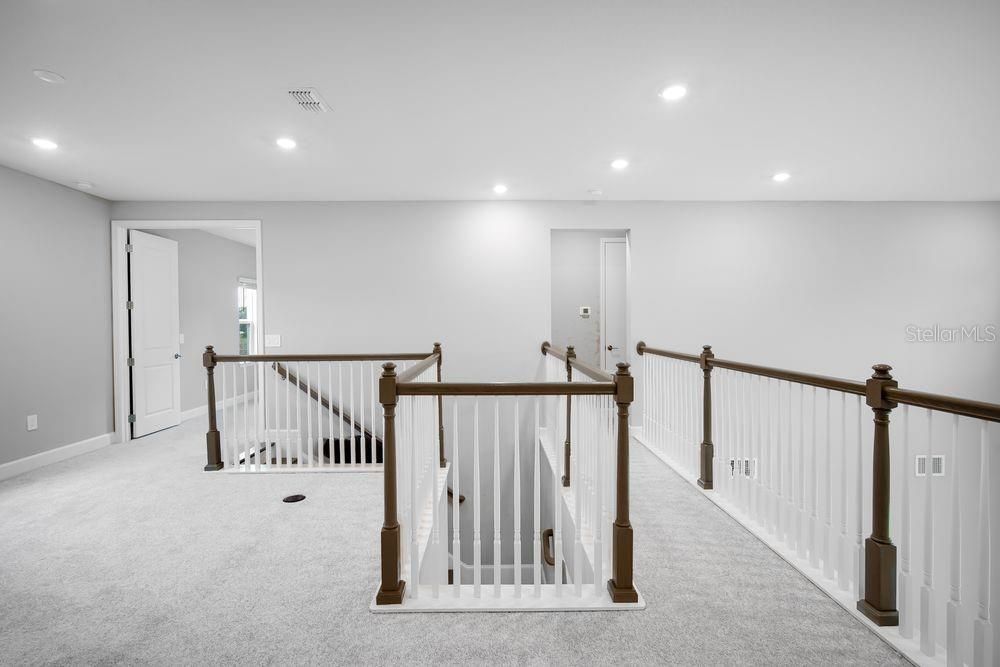 Под контрактом: $509,999 (4 спален, 3 ванн, 2600 Квадратных фут)