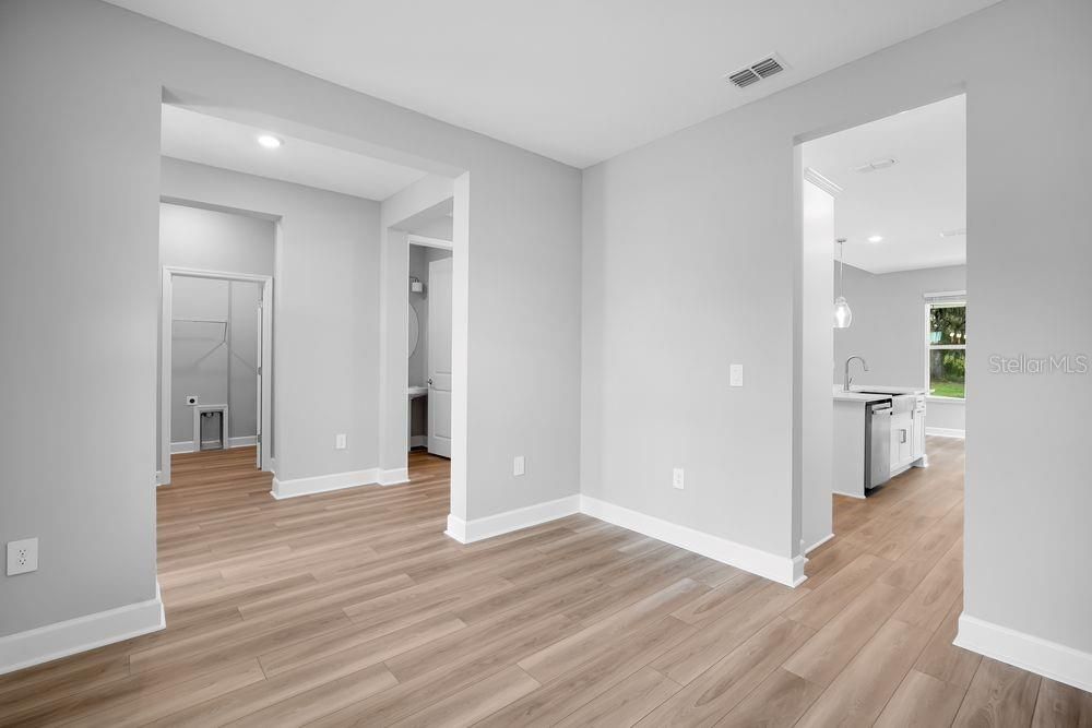 Под контрактом: $509,999 (4 спален, 3 ванн, 2600 Квадратных фут)