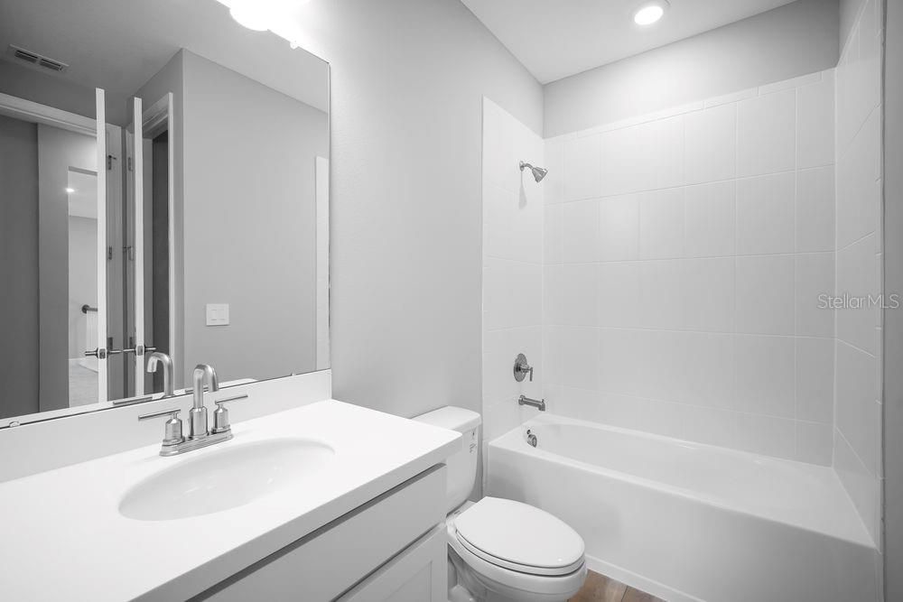 Под контрактом: $509,999 (4 спален, 3 ванн, 2600 Квадратных фут)