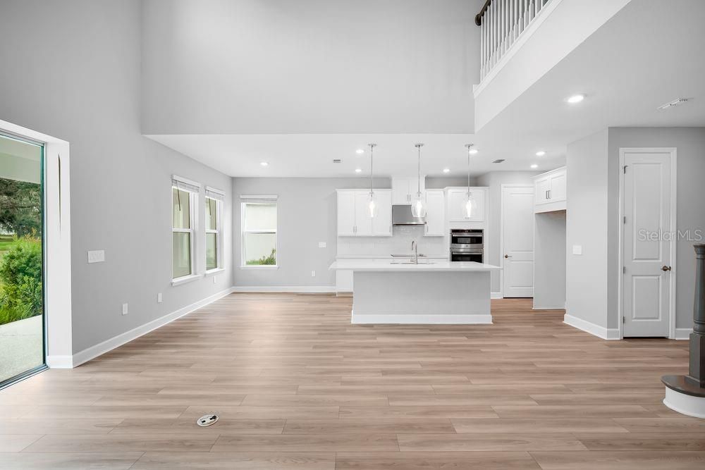 Под контрактом: $509,999 (4 спален, 3 ванн, 2600 Квадратных фут)