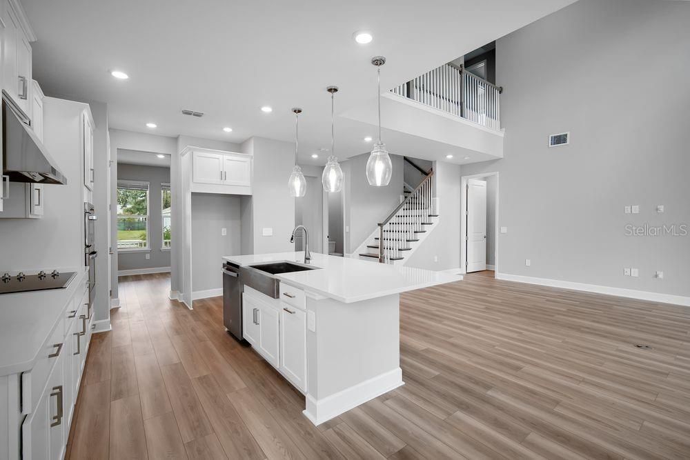 Под контрактом: $509,999 (4 спален, 3 ванн, 2600 Квадратных фут)