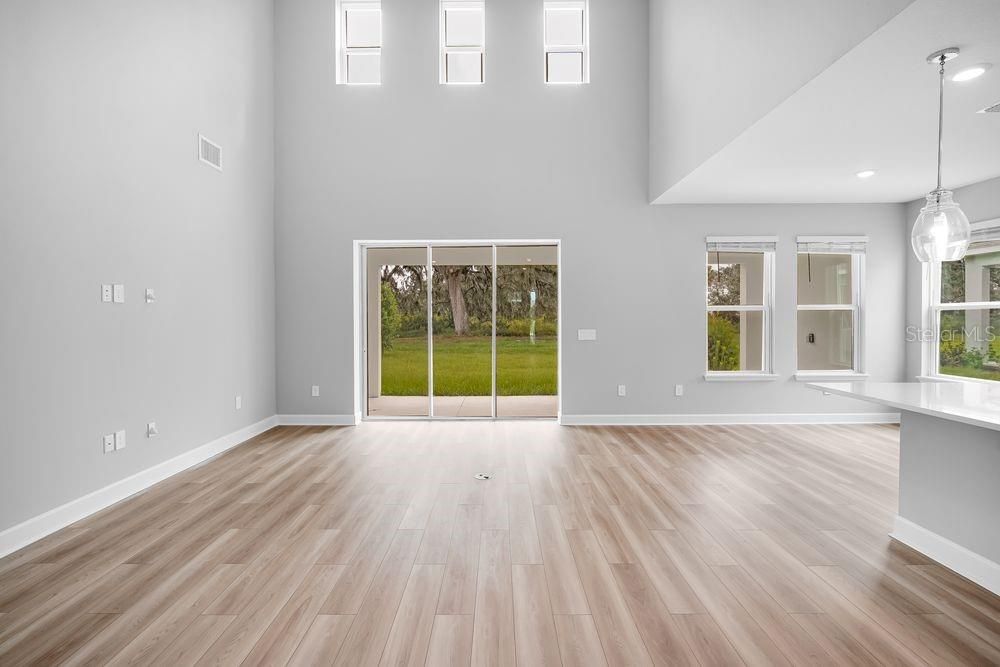 Под контрактом: $509,999 (4 спален, 3 ванн, 2600 Квадратных фут)