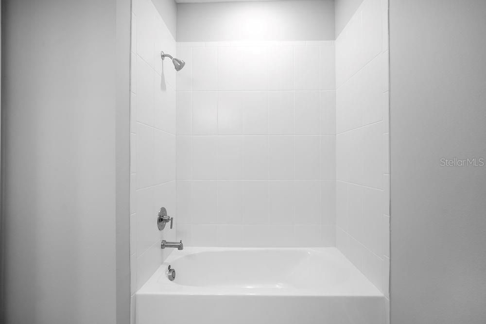 Под контрактом: $509,999 (4 спален, 3 ванн, 2600 Квадратных фут)