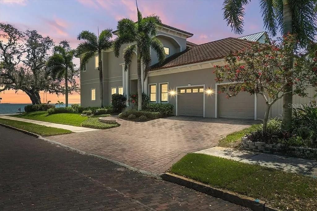 最近售出: $2,060,000 (3 贝兹, 3 浴室, 3355 平方英尺)