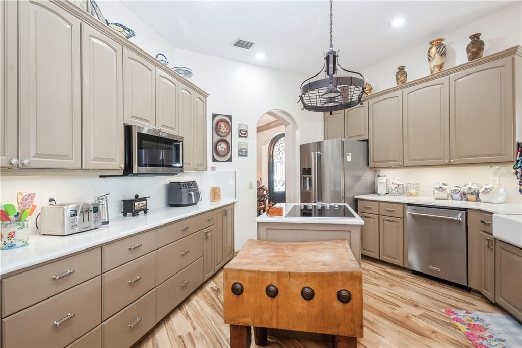 合同活跃: $499,900 (4 贝兹, 3 浴室, 2570 平方英尺)