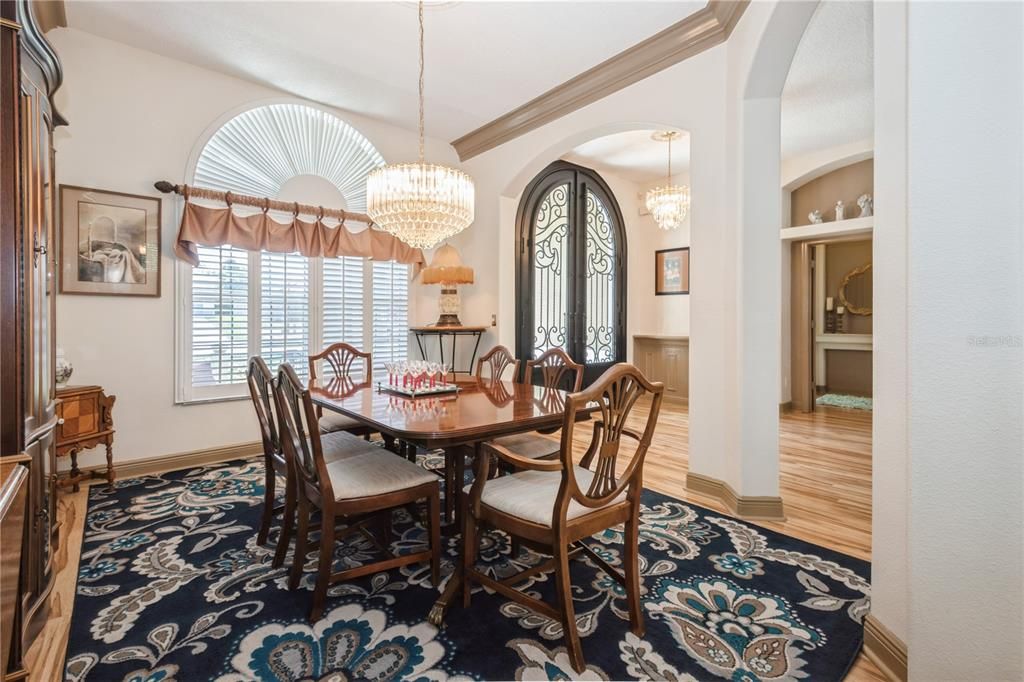 合同活跃: $499,900 (4 贝兹, 3 浴室, 2570 平方英尺)