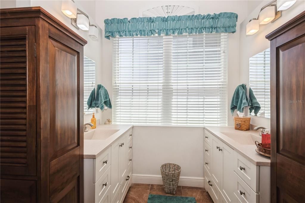 合同活跃: $499,900 (4 贝兹, 3 浴室, 2570 平方英尺)