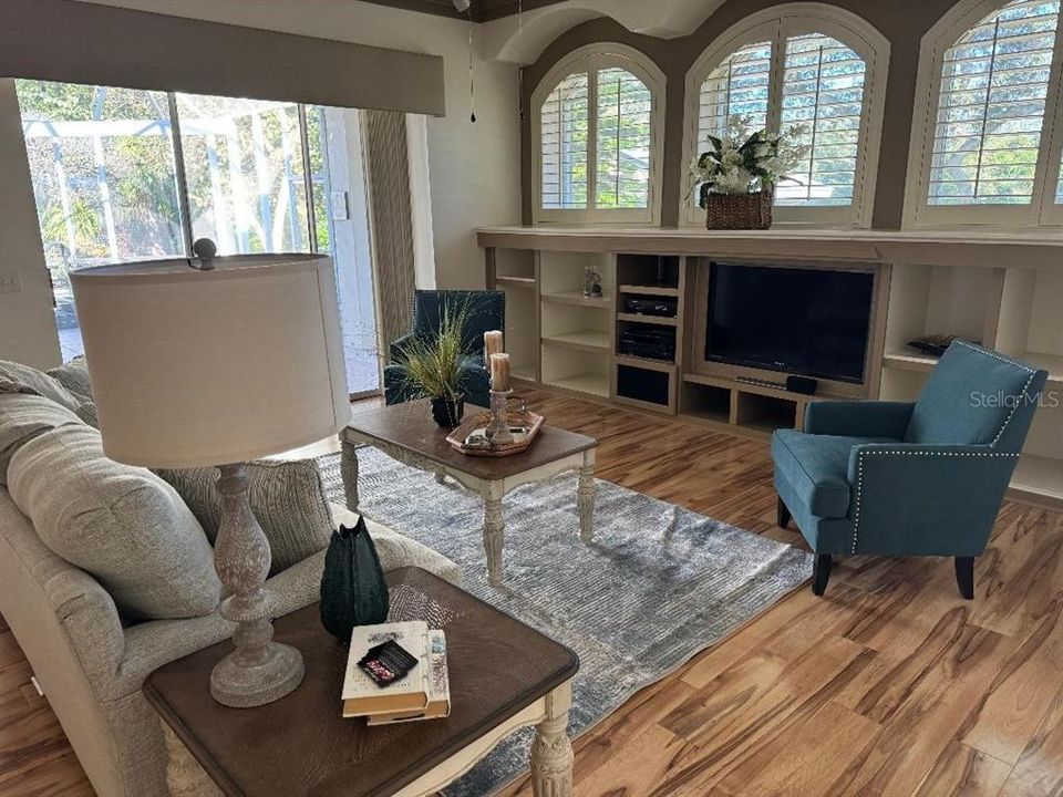 合同活跃: $499,900 (4 贝兹, 3 浴室, 2570 平方英尺)