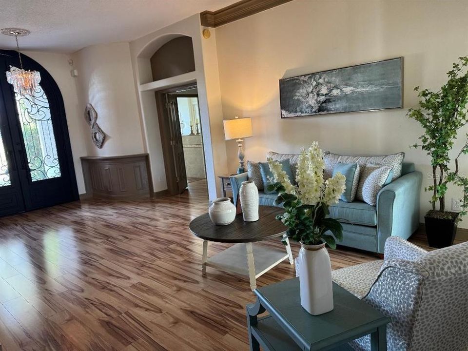 合同活跃: $499,900 (4 贝兹, 3 浴室, 2570 平方英尺)