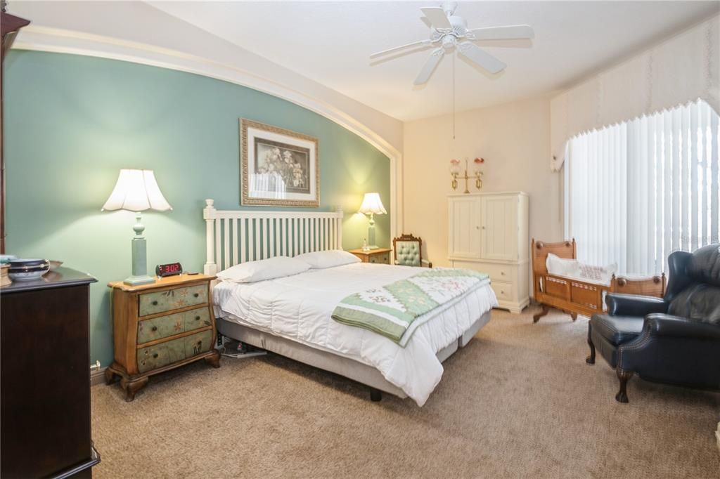 合同活跃: $499,900 (4 贝兹, 3 浴室, 2570 平方英尺)