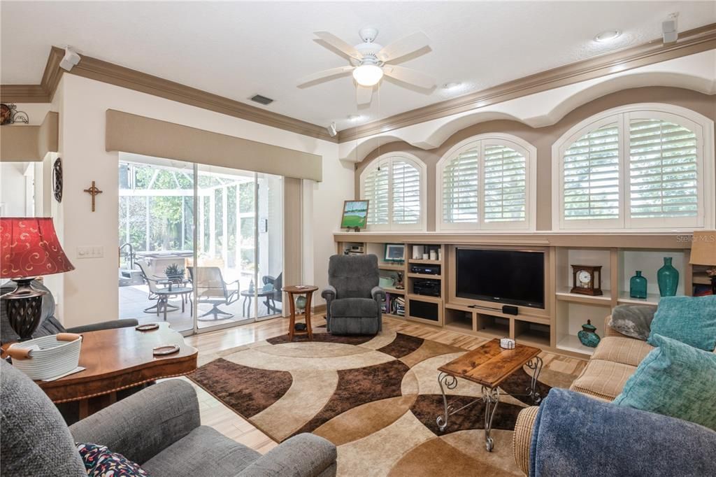 合同活跃: $499,900 (4 贝兹, 3 浴室, 2570 平方英尺)